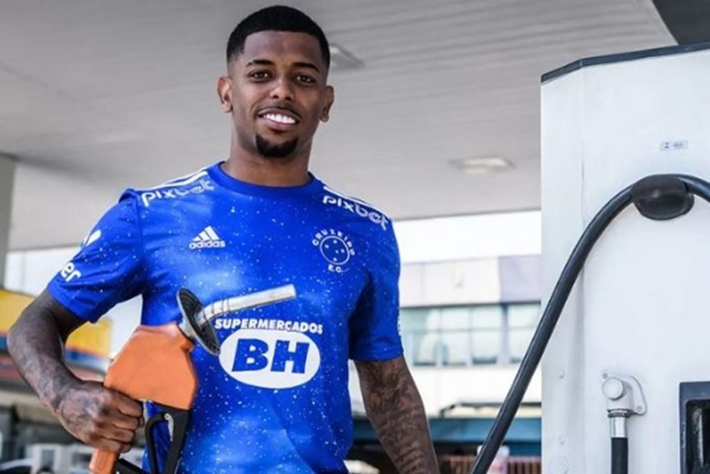 Com vídeo bem-humorado, Cruzeiro anuncia lateral Wesley Gasolina