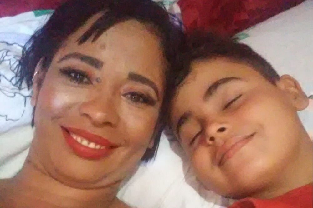 mae filho mortos corpos sofa itapirapua goias (1)