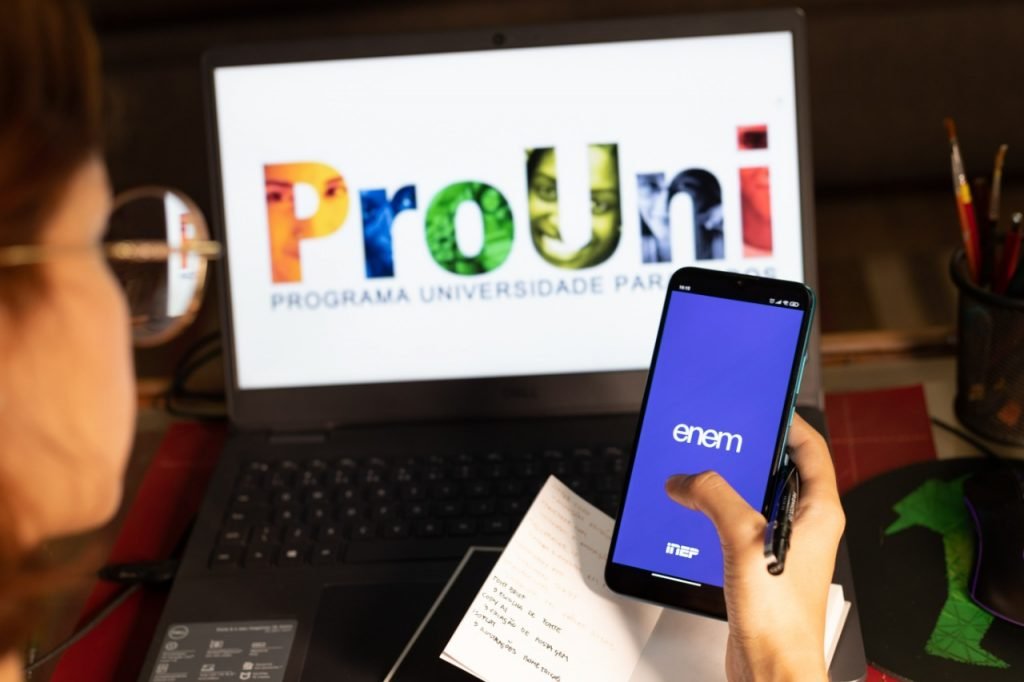 tela computador com site do Prouni e celular com app do Enem