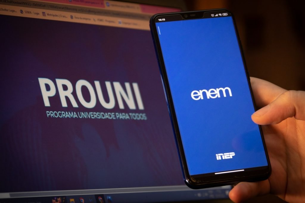 tela computador com site do Prouni e celular com app do Enem