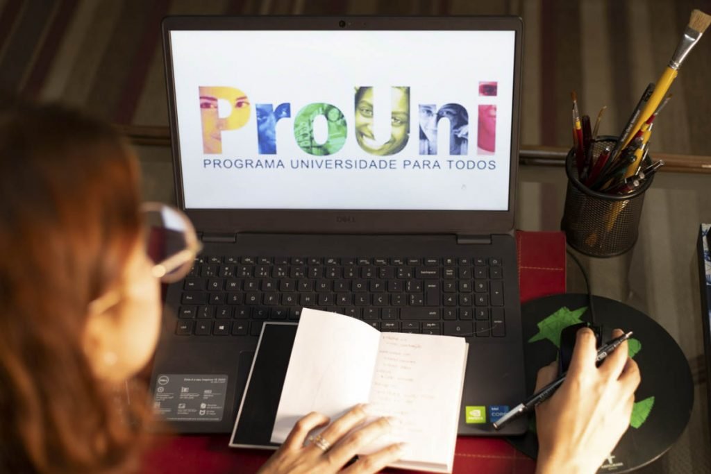 estudante com tela computador com site do Prouni