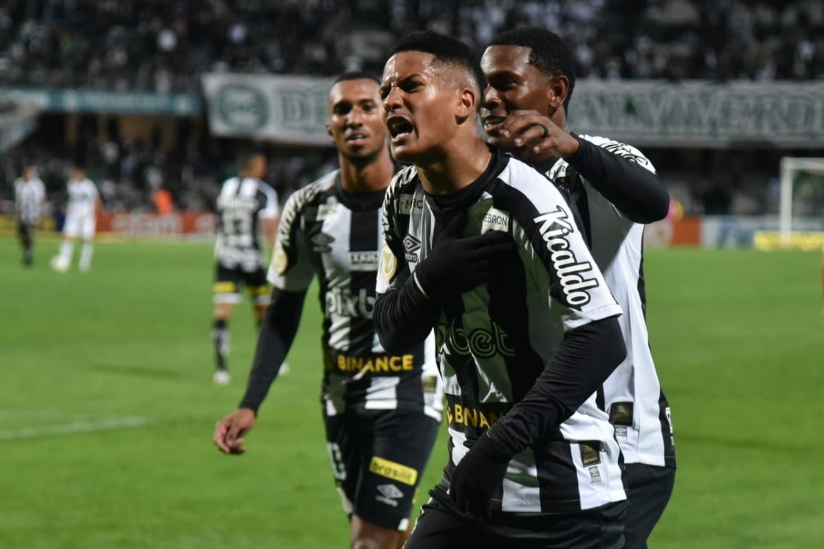 Angulo é apresentado no Santos depois de jogar e até marcar três