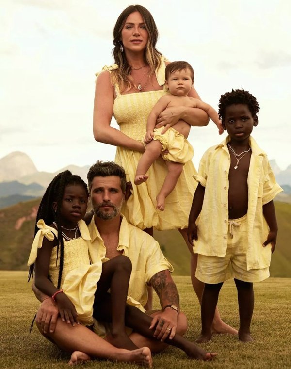 Família em um gramado usando roupas amarelas