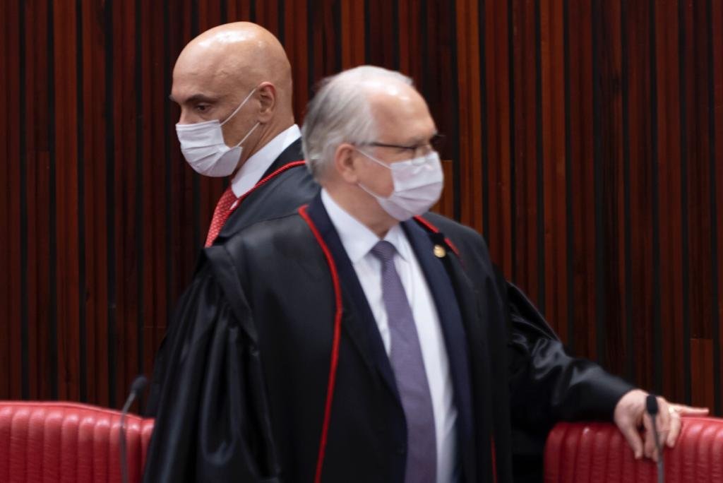 Ministro Edson Fachin e Alexandre de moraes durante a última sessão plenária de julgamento de sua gestão à frente do Tribunal Superior Eleitoral TSE