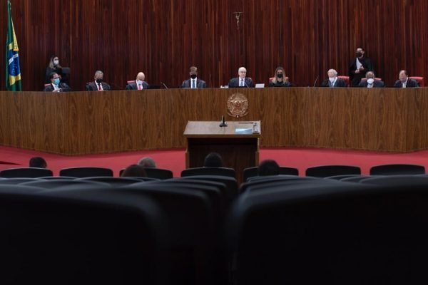 Ministro Edson Fachin preside a última sessão plenária de julgamento de sua gestão à frente do Tribunal Superior Eleitoral TSE