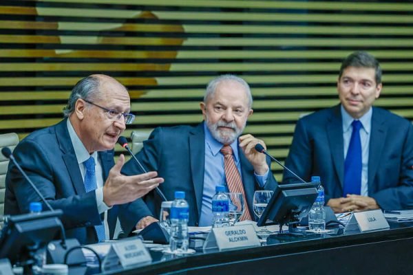 O ex-governador Geraldo Alckmin discursa para empresários da Fiesp, ao lado de Lula e do presidente da federação, Josué Gomes - Metrópoles