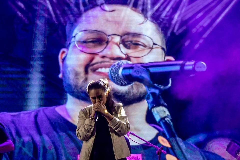 mulher cantando em palco