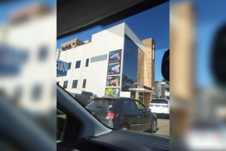 foto colorida de muro de igreja com propagandas