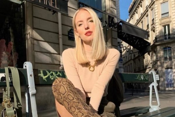 foto colorida de mulher loira