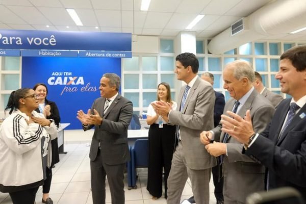 Ministros em agência da Caixa no primeiro dia do pagamento do Auxílio Brasil