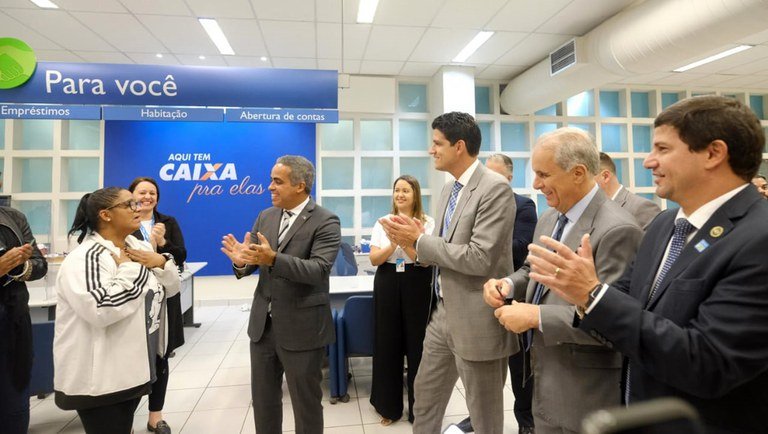 Ministros em agência da Caixa no primeiro dia do pagamento do Auxílio Brasil