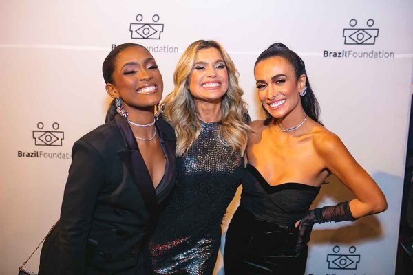 Foto de Erika Januza, Flavia Alessandra e Silvia Braz em baile da BrazilFoundation
