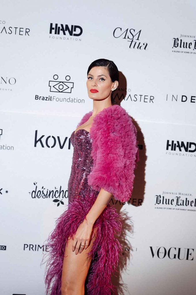 Foto Isabelli Fontana em baile da BrazilFoundation
