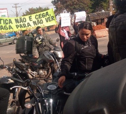 Motociclistas levantaram faixa no local