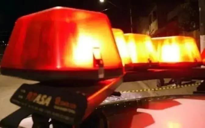 Imagem colorida mostra luz deixada por iluminação de carro de polícia - Metrópoles