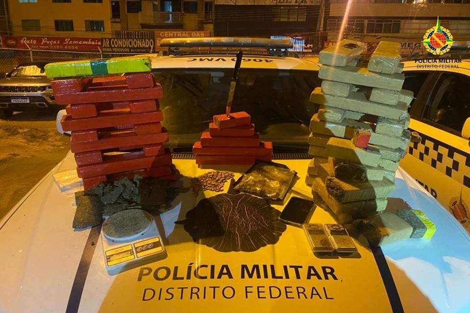Carro da PMDF com drogas apreendidas durante prisão de traficante