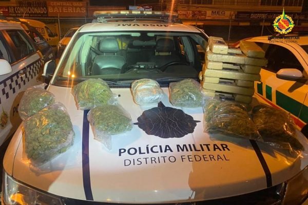 Carro da PMDF com drogas apreendidas durante prisão de traficante