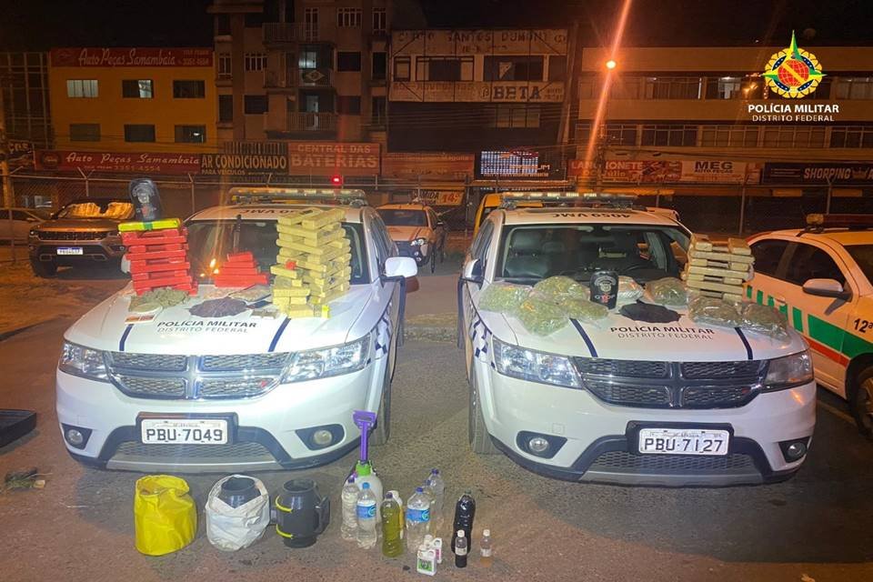 Carro da PMDF com drogas apreendidas durante prisão de traficante
