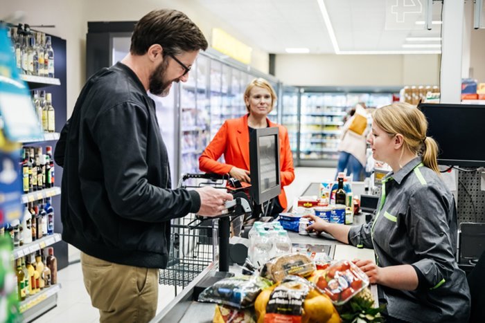 Pessoa pagando compras em supermercado - Metrópoles