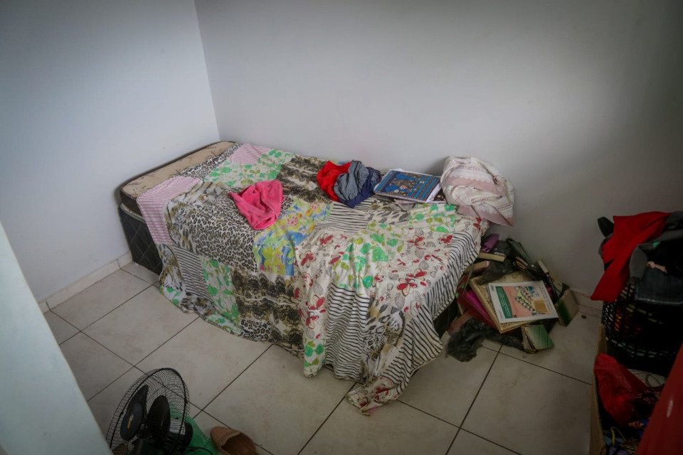 cama com roupas em cima