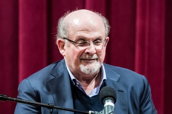 escritor Salman Rushdie