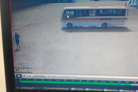 Vídeo mostra momento em que mulher é esmagada por dois ônibus no DF - Metrópoles