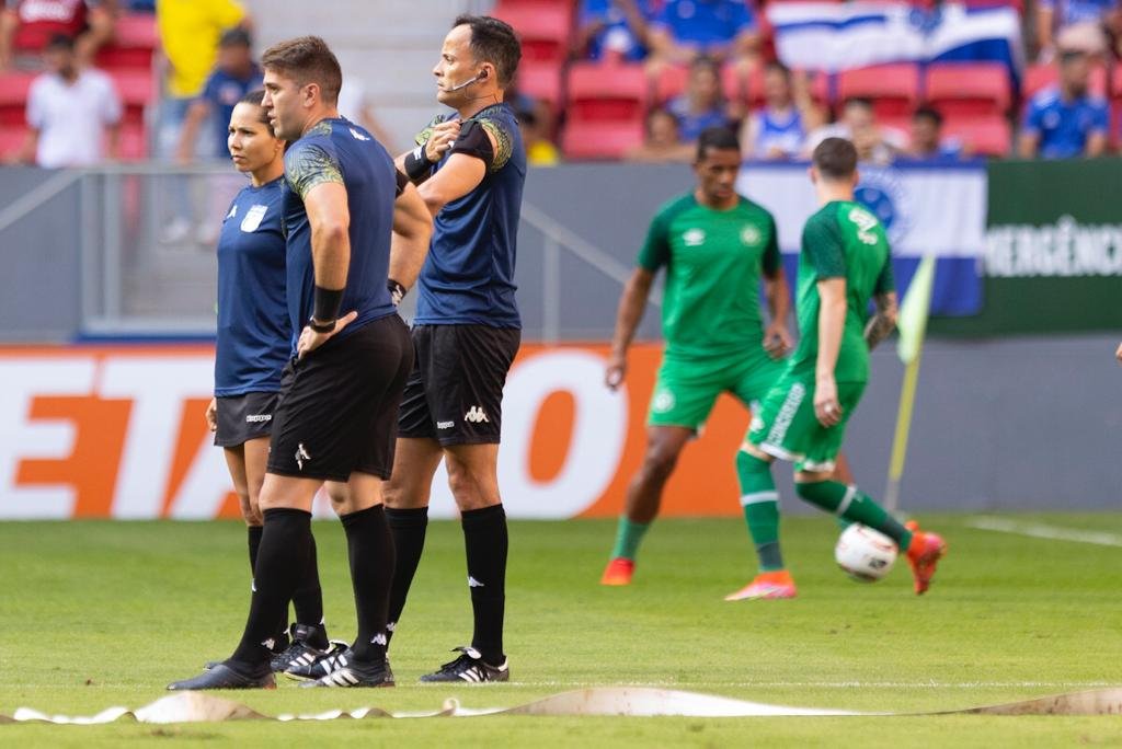 Juiz e bandeirinhas do jogo do Cruzeiro contra a Chape no Mané