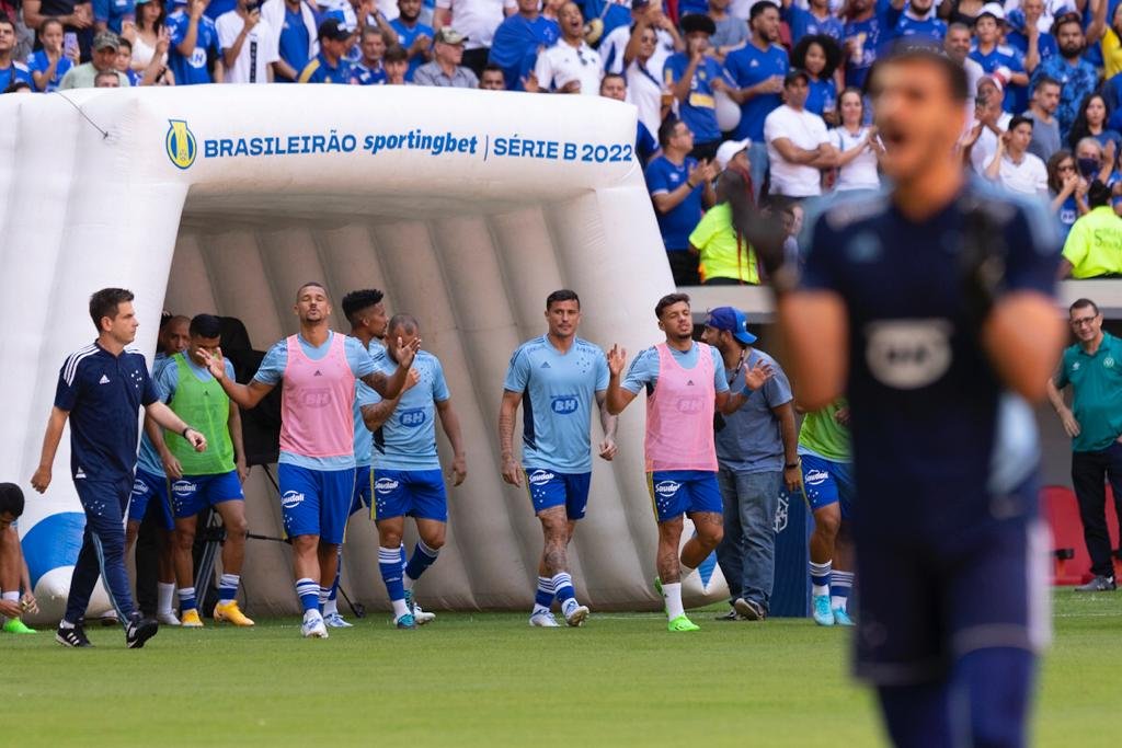 Jogadores se preparam para entrar em campo no jogo do Cruzeiro contra a Chape no Mané Garrincha