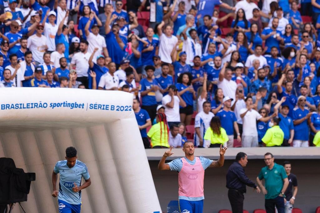 Jogadores se preparam para entrar em campo no jogo do Cruzeiro contra a Chape no Mané Garrincha
