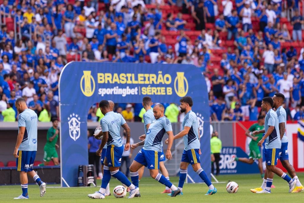 Jogadores se preparam para entrar em campo no jogo do Cruzeiro contra a Chape no Mané Garrincha