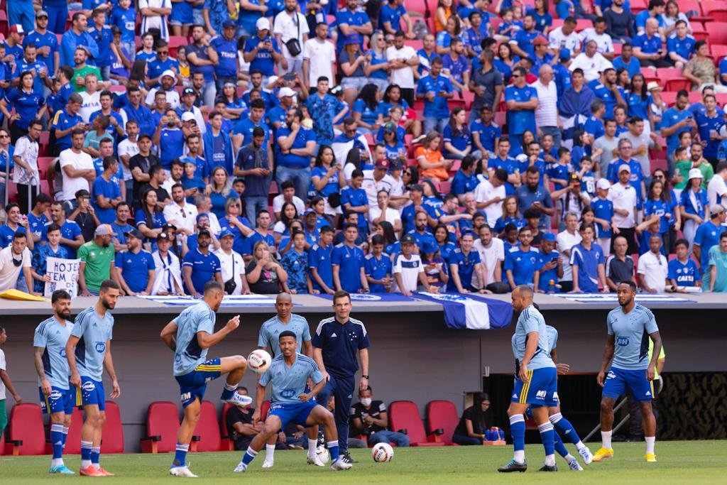 Jogadores se preparam para entrar em campo no jogo do Cruzeiro contra a Chape no Mané Garrincha