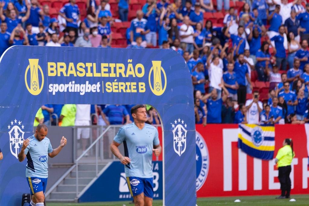Jogadores se preparam para entrar em campo no jogo do Cruzeiro contra a Chape no Mané Garrincha