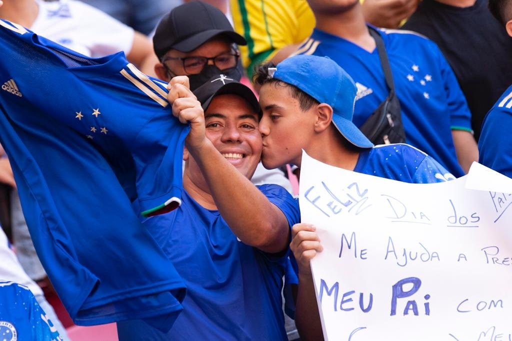 Pai e filho em jogo do Cruzeiro contra a Chape no Mané Garrincha - Metrópoles