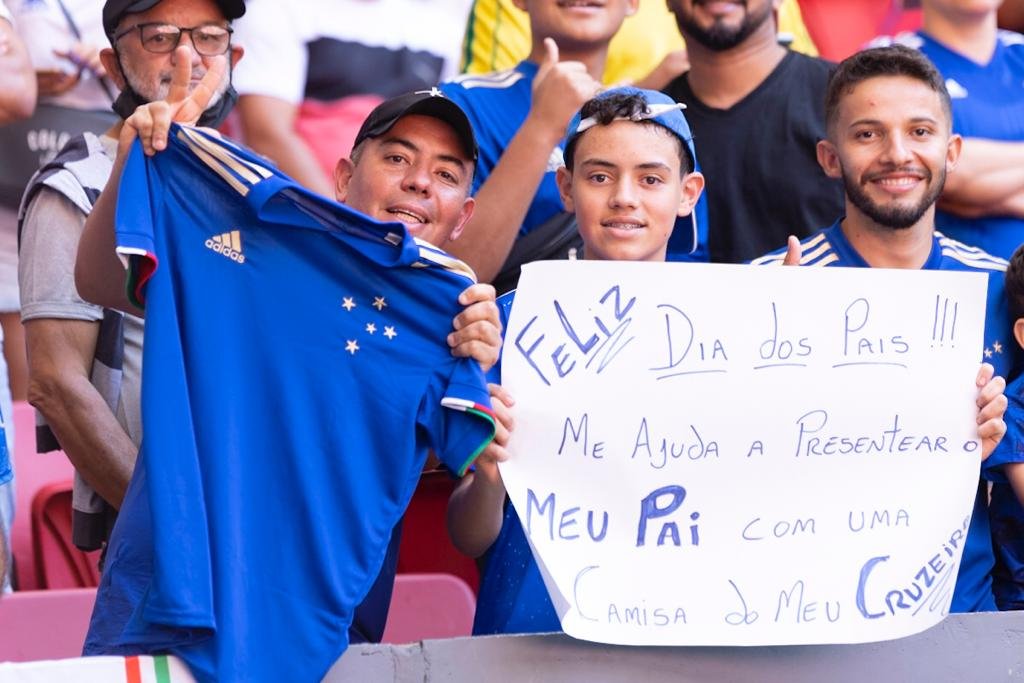 Pai e filho em jogo do Cruzeiro contra a Chape no Mané Garrincha - Metrópoles