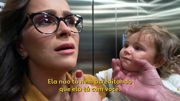 Esposa de Juliano Cazarré emocionada no Fantástico
