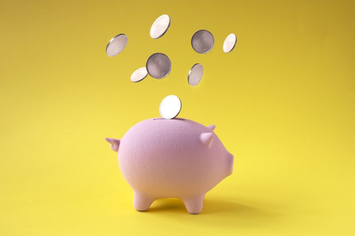 Ilustração cofrinho com moedas - Metrópoles
