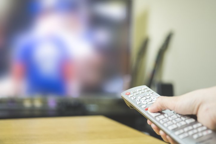 Foto controle apontando para tv - Metrópoles