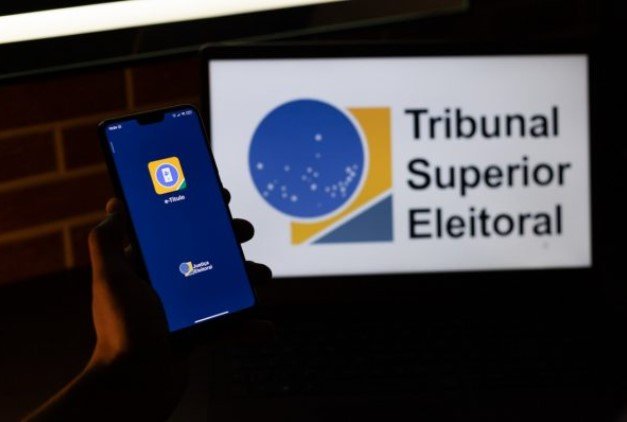 Computador e celular com a pagina do TSE aberta- Metrópoles