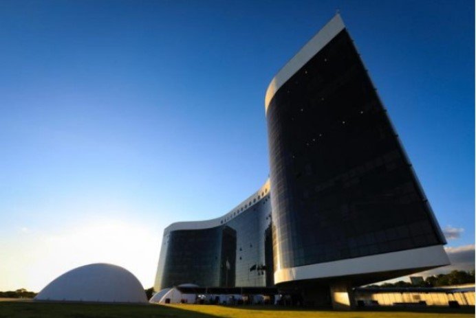Parte externa do Superior Tribunal Eleitoral TSE ao entardecer - Metrópoles