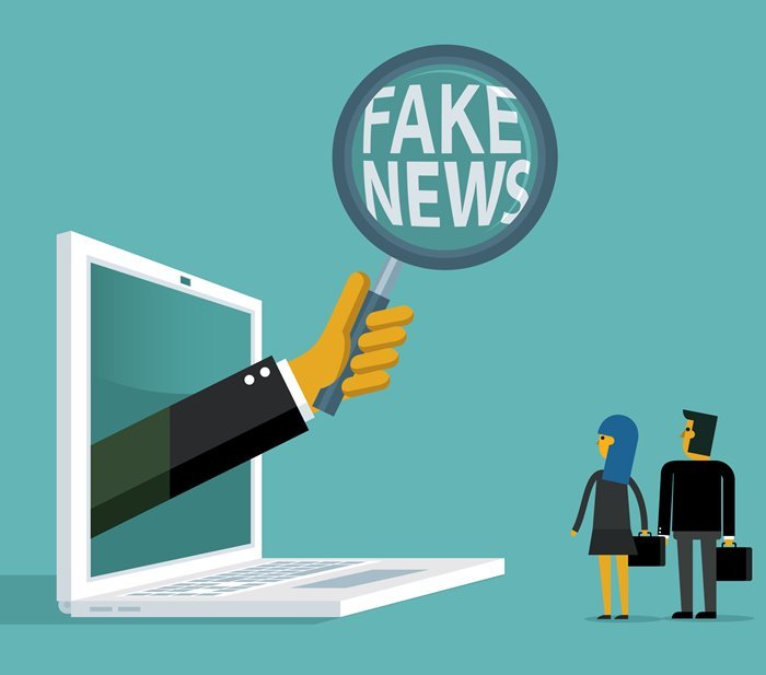 Ilustração pessoa segurando placa com mensagem de fake news- Metrópoles