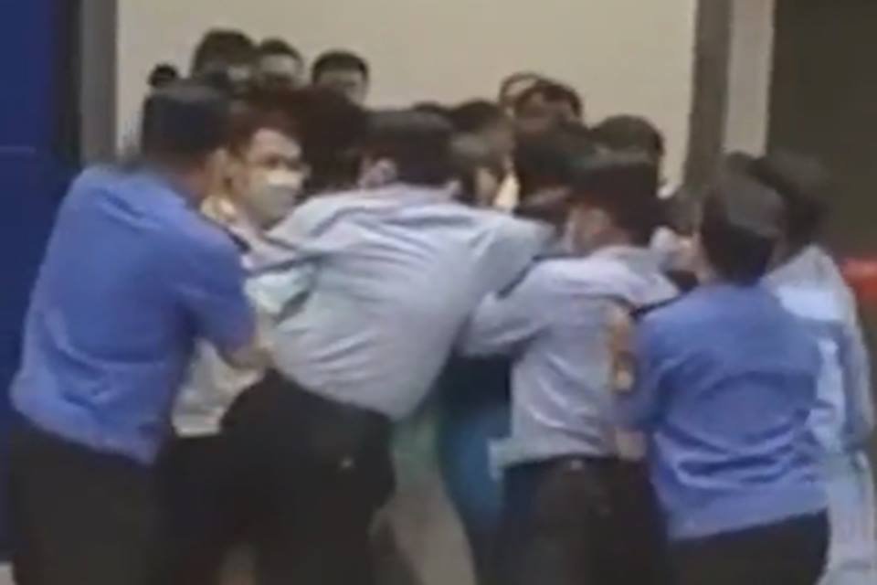 Vídeo: clientes ficam apavorados após loja entrar em lockdown na China