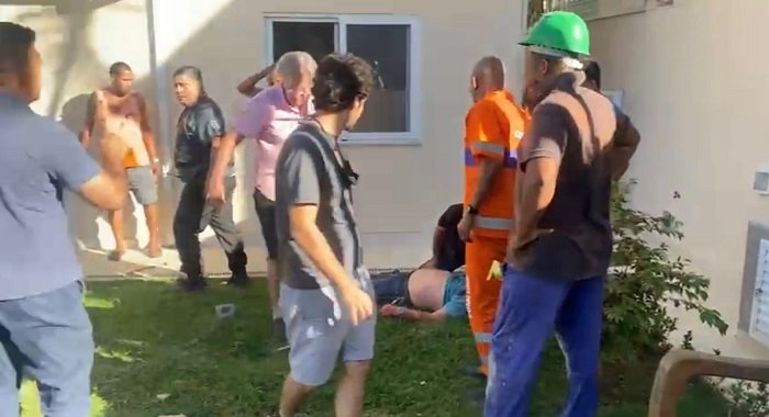 Queda de avião ultraleve em casa na Barra deixa dois feridos- RJ5