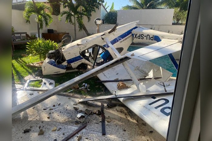Queda de avião ultraleve em casa na Barra deixa dois feridos- RJ5