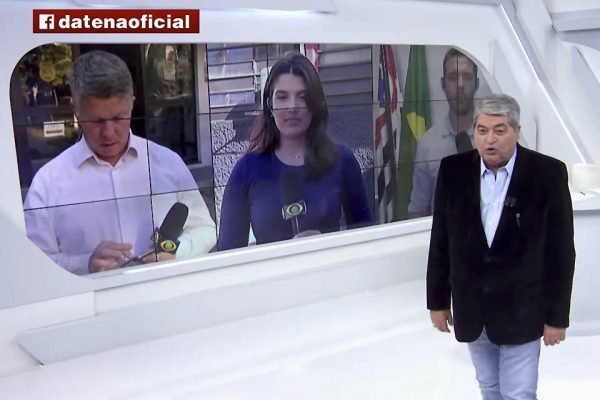 José Luiz Datena flagra repórter Marcelo Moreira ao celular no Brasil Urgente
