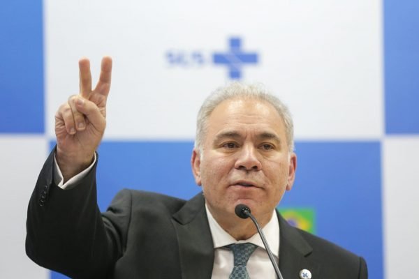 ministro saude marcelo queiroga coletiva monkeypox faz sinal com as mãos o número dois 2
