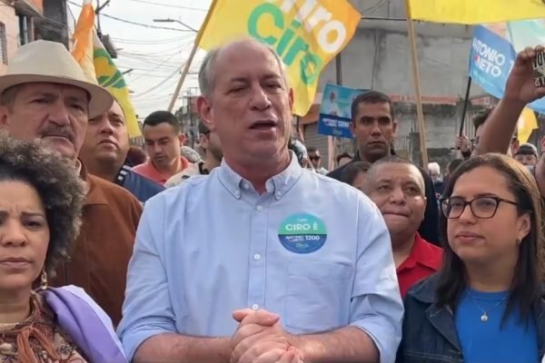 Ciro Gomes inicia campanha ao lado da vice em SP e homenageia Suplicy