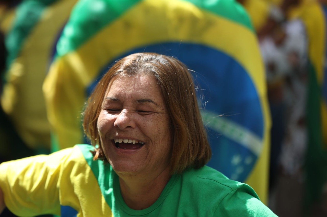 Michelle se esquece de Carlos Bolsonaro, e internet cobra