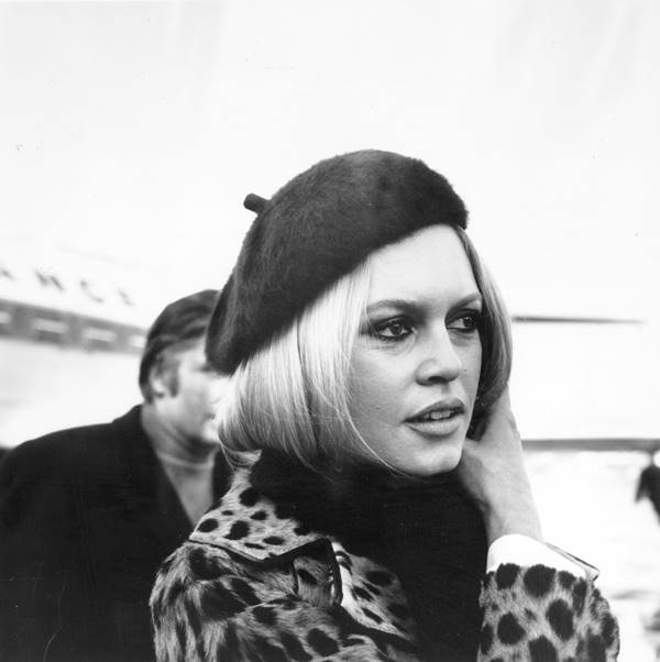 Brigitte Bardot em preto e branco, usando boina