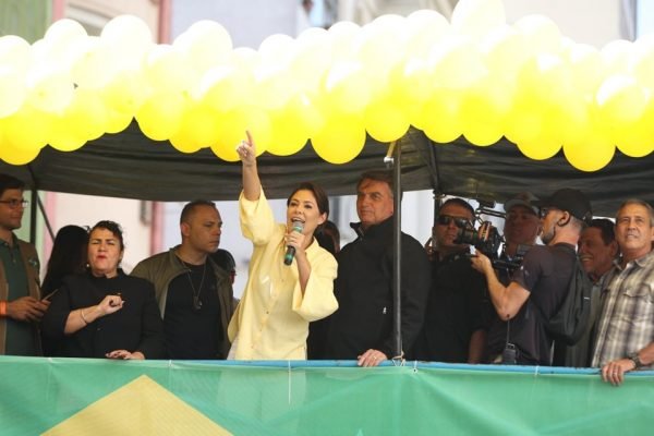 Michelle Bolsonaro ao lado do presidente