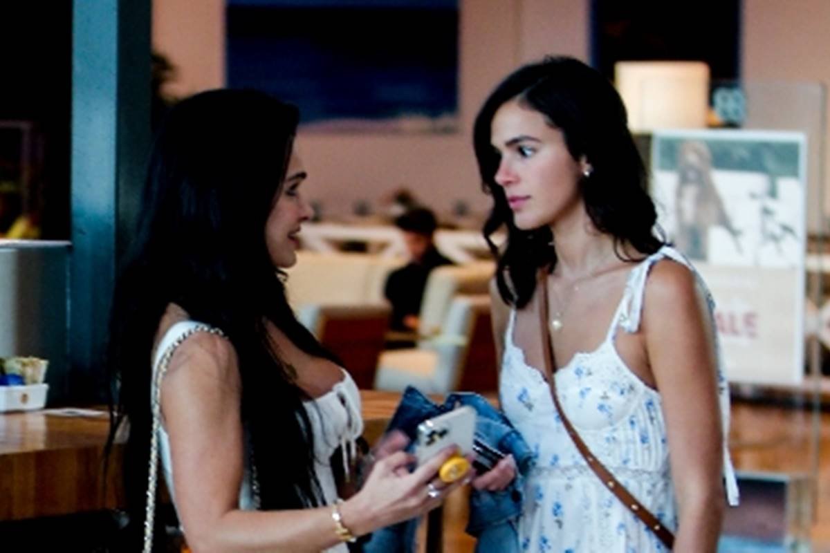 Foto colorida da Bruna Marquezine conversando com uma mulher-Metrópoles